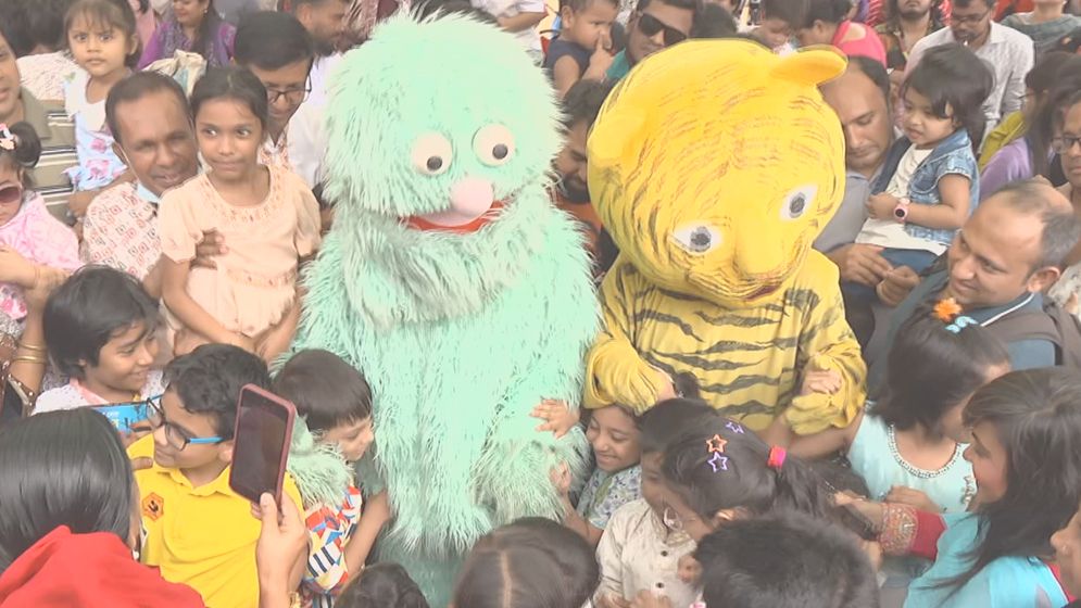 বইমেলায় শেষ শিশু প্রহরে উচ্ছসিত শিশুরা