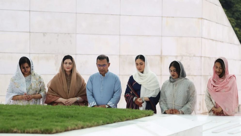 ঈদের দিনে মা-বাবার কবর জিয়ারত করলেন প্রধানমন্ত্রী