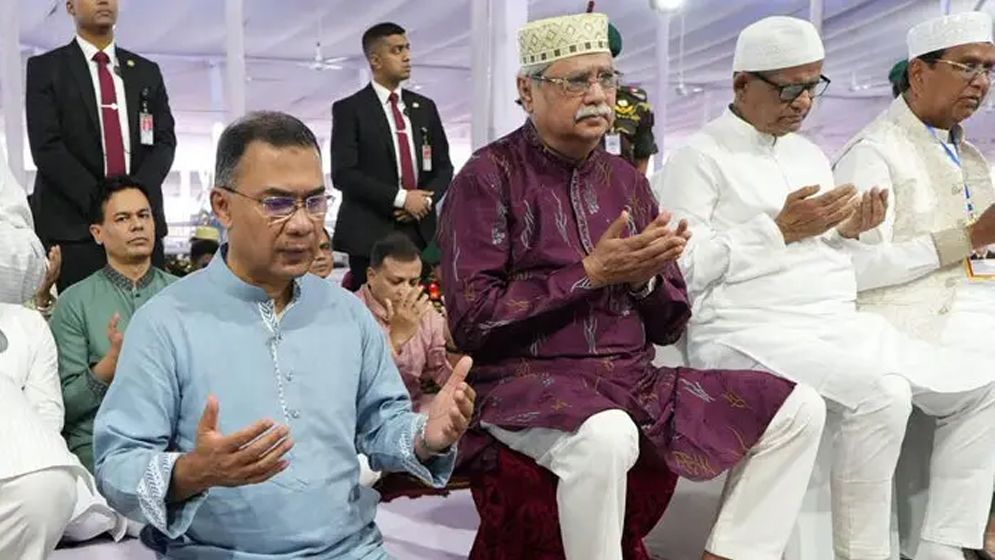 প্রধান জামাতে ঈদের নামাজ শেষে যুদ্ধ বন্ধে প্রার্থনা
