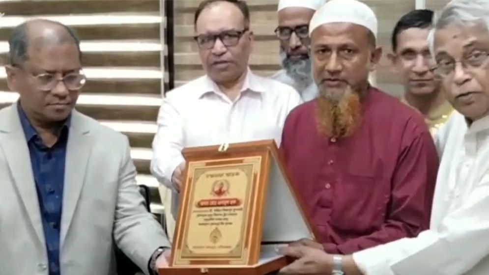 কলার মোচা দেখিয়ে দুর্ঘটনা থেকে ট্রেন রক্ষা করা সেই কৃষককে রেলওয়ের সংবর্ধনা