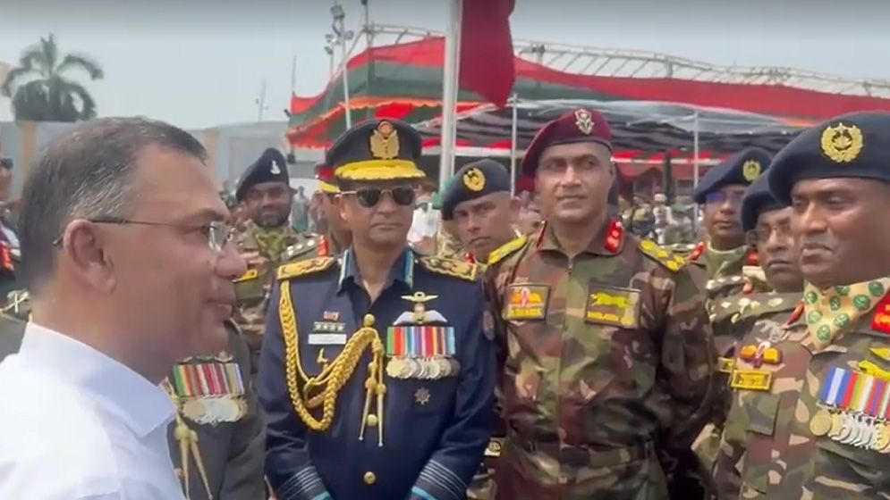 কুচকাওয়াজ শেষে সশস্ত্র বাহিনী সদস্যদের প্রধানমন্ত্রীর শুভেচ্ছা