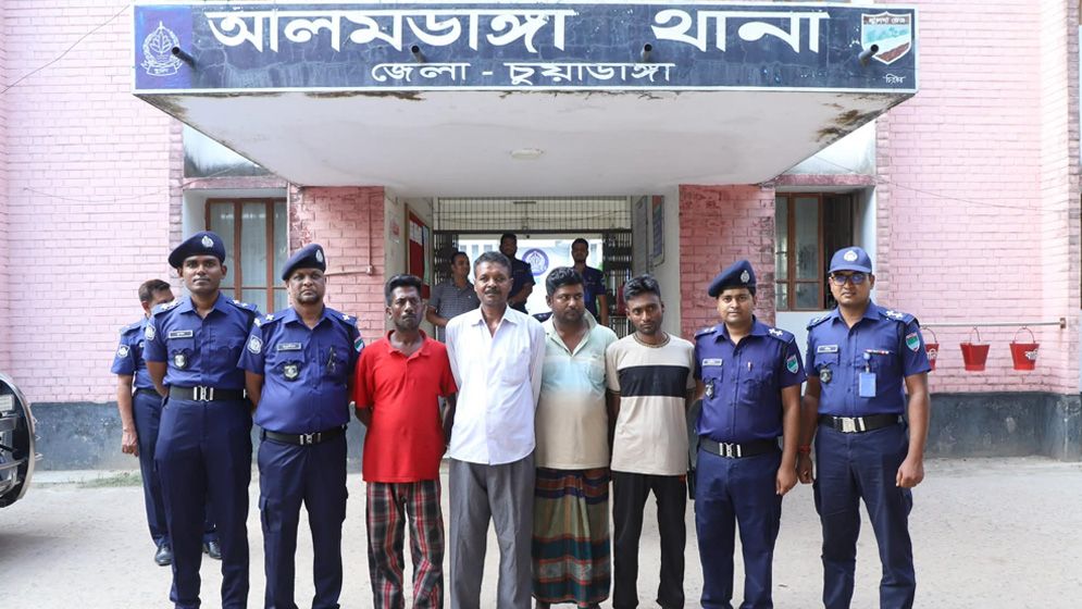 চুয়াডাঙ্গায় অবৈধভাবে মজুত সাড়ে ১১ হাজার লিটার জ্বালানি তেল উদ্ধার; লরি জব্দ, গ্রেফতার ৪