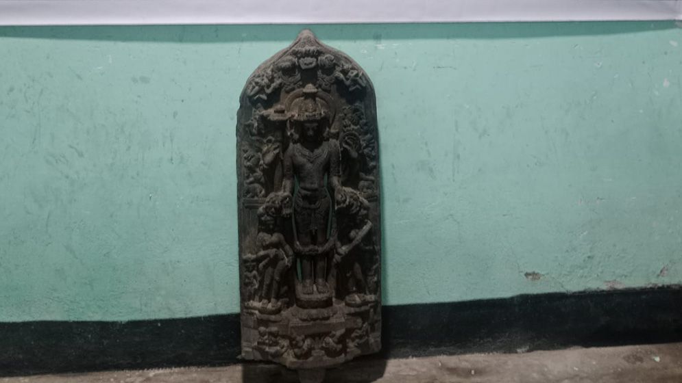 পঞ্চগড়ে ৮৭ লাখ টাকা মূল্যের কষ্টিপাথরের বিষ্ণু মূর্তিসহ আটক ১