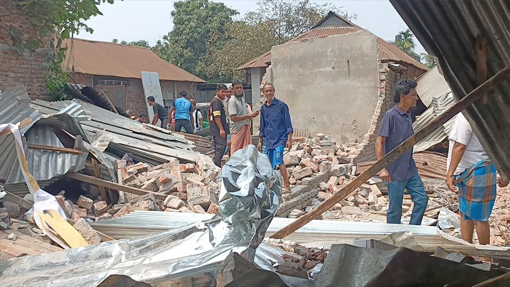 দেবিদ্বারে রেস্টুরেন্টের দেয়াল ধসে বৃদ্ধের মৃত্যু
