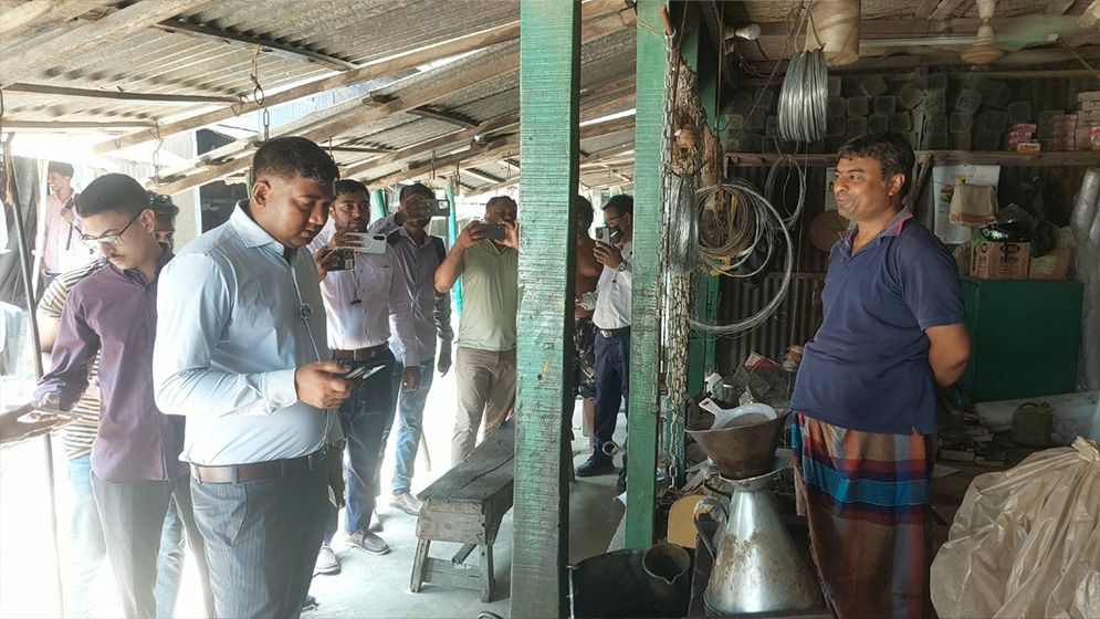 মানিকগঞ্জে চড়া দামে জ্বালানি তেল বিক্রি, ৫৫ হাজার টাকা জরিমানা