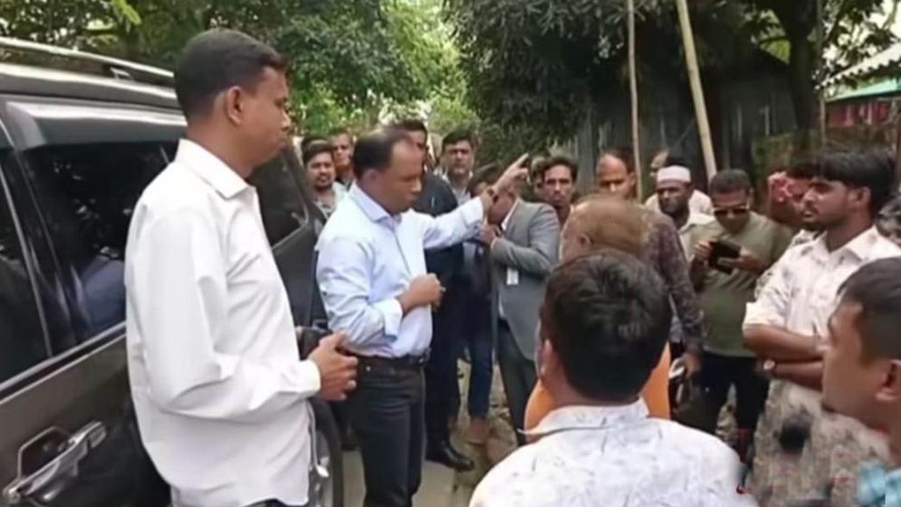 অভ্যর্থনা জানাতে শিক্ষার্থীদের রাস্তায় দাঁড় করানোয় ক্ষুব্ধ ডেপুটি স্পিকার