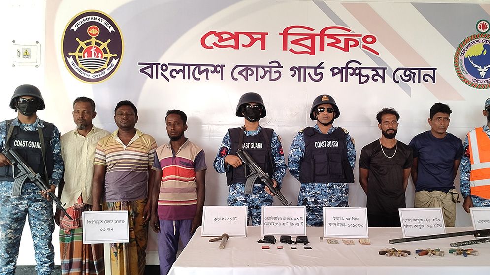 সুন্দরবনে অস্ত্রসহ ২ বনদস্যু আটক, অপহৃত ৩ জেলে উদ্ধার