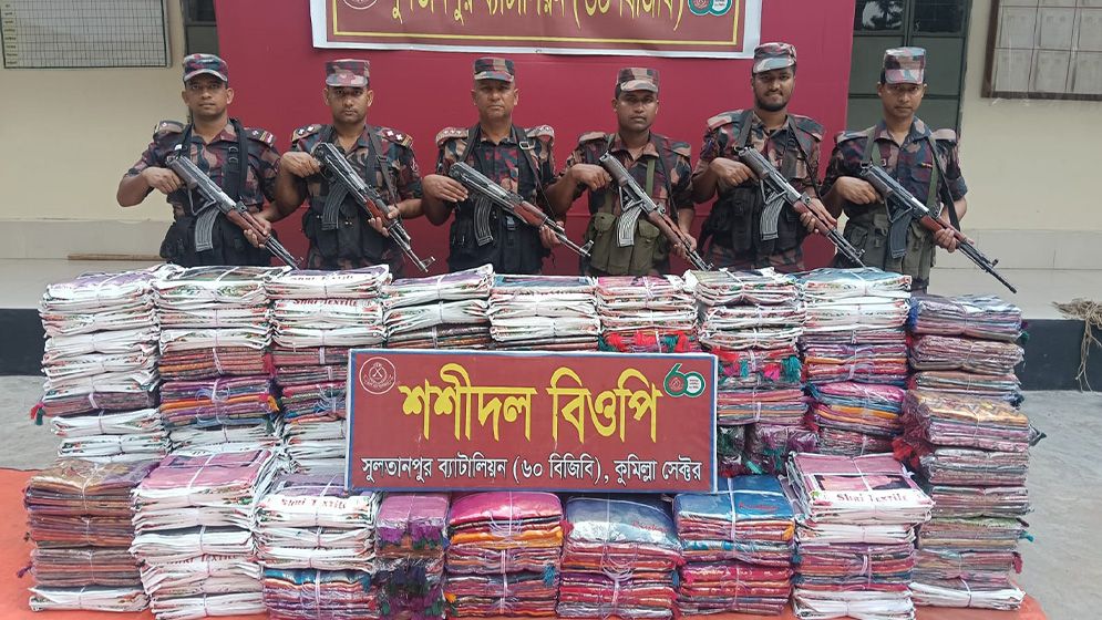 কসবা সীমান্তে ৬০ বিজিবির অভিযান, পিকআপ ভর্তি ভারতীয় বিভিন্ন পণ্য জব্দ