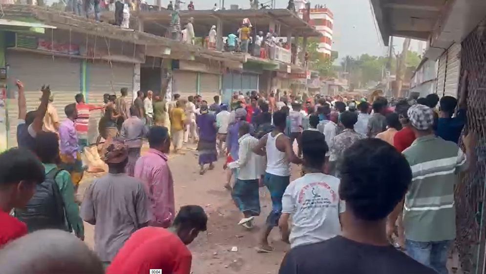 ফরিদপুরে গ্রামবাসীদের রক্তক্ষয়ী সংঘর্ষ, পুলিশসহ আহত ২ শতাধিক