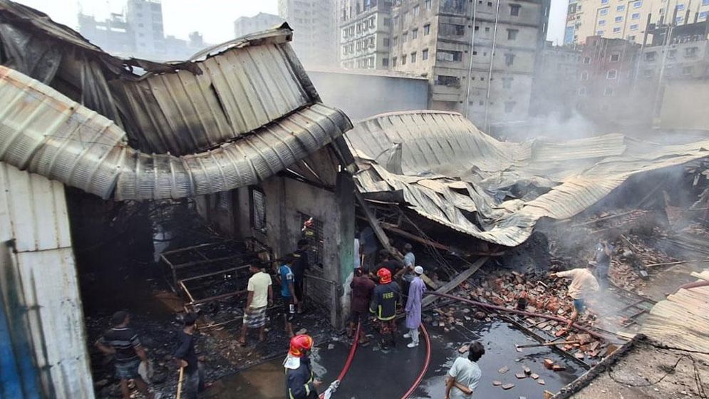 কদমতলীতে গ্যাসলাইটার কারখানায় আগুন: ৫ মরদেহ উদ্ধার