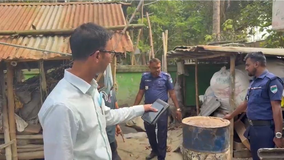 ঝিনাইদহে অবৈধ পেট্রোল জব্দ, বিক্রেতাকে জরিমানা