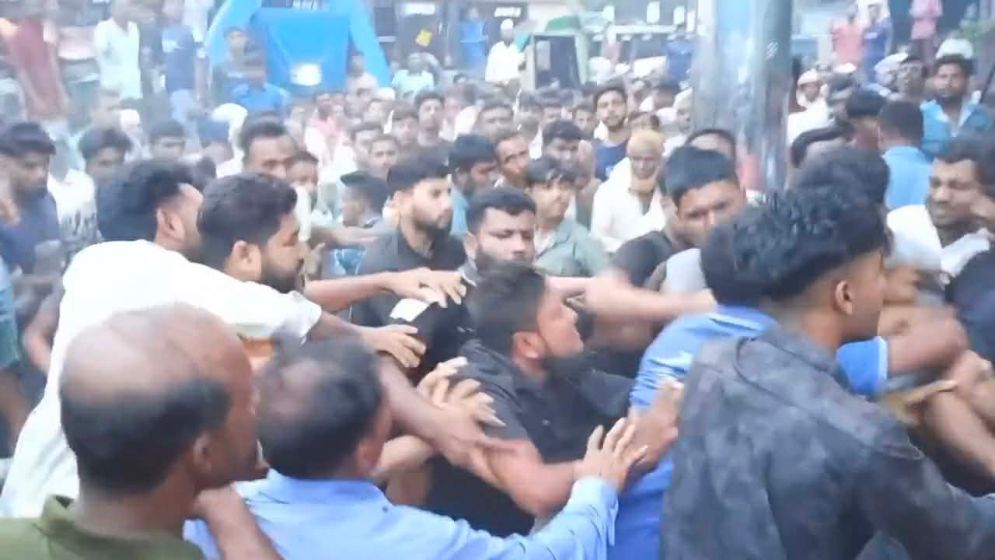 সাতক্ষীরায় ফিলিং স্টেশনে চালককে মারধর, ট্যাগ অফিসার বললেন 'আমি অসহায়'