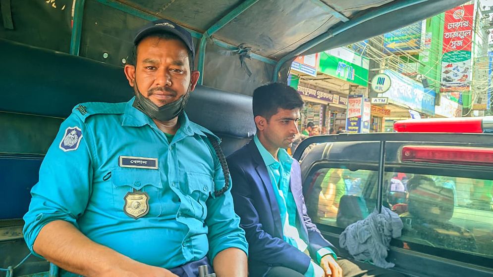 পেশায় রাজমিস্ত্রি হলেও প্রেমিকাকে এএসপির পরিচয়, রংপুরে কার্ড বানাতে গিয়ে আটক