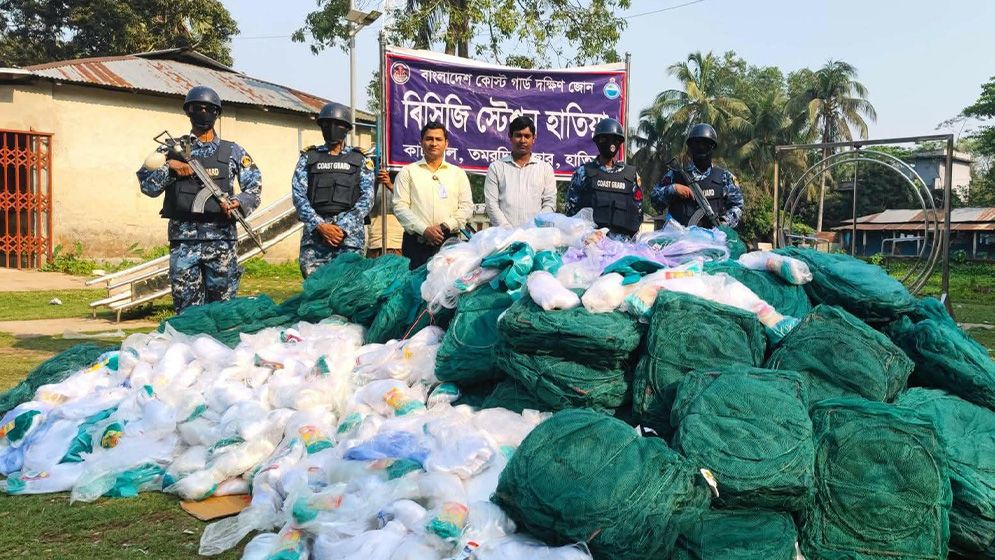 নোয়াখালীতে ৪০ লাখ টাকার অবৈধ জাল ও পলিথিন জব্দ