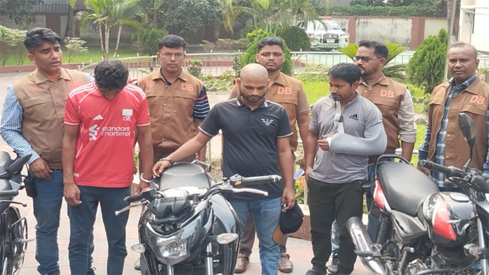 মুন্সীগঞ্জে চোরাই মোটরসাইকেলসহ গ্রেফতার ৩