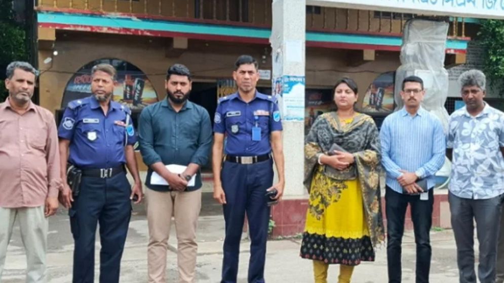 মানিকগঞ্জে কালোবাজারে পেট্রোল বিক্রি, পাম্প ম্যানেজারসহ আটক ২
