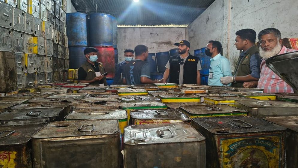 ১ লাখ ৪২ হাজার লিটার ভোজ্য তেলের অস্বাভাবিক মজুত চিহ্নিত