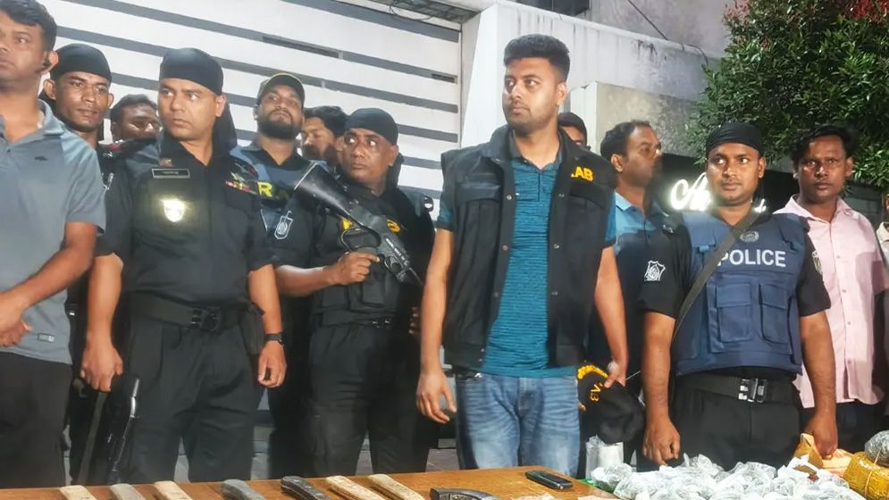 রাজধানীতে র‍্যাবের অভিযানে আগ্নেয়াস্ত্র-মাদক উদ্ধার, গ্রেফতার ৩