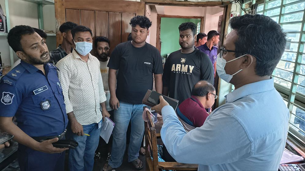 চুয়াডাঙ্গায় তেল পাম্পে মারামারি, তিন যুবকের জেল