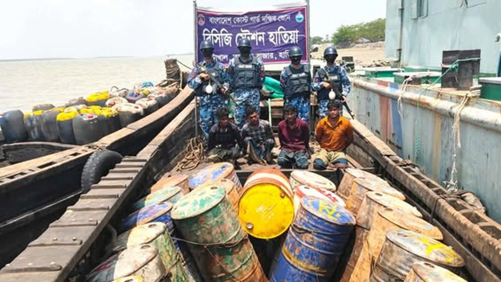 নোয়াখালীর হাতিয়াতে ৮ লাখ টাকার অবৈধ জ্বালানি জব্দ, আটক ৪