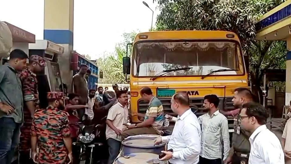 জামালপুরে একই পাম্পে একাধিকবার তেল নেওয়ার অভিযোগে আটক ৩
