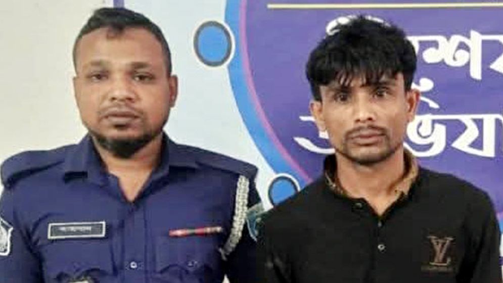 কুড়িগ্রামে ফিলিং স্টেশন থেকে একাধিক মামলার আসামি গ্রেফতার