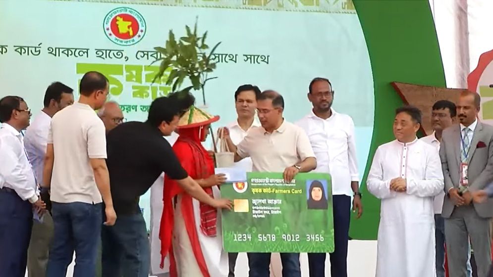 টাঙ্গাইলে চাষীদের হাতে ‘কৃষক কার্ড’ তুলে দিলেন প্রধানমন্ত্রী