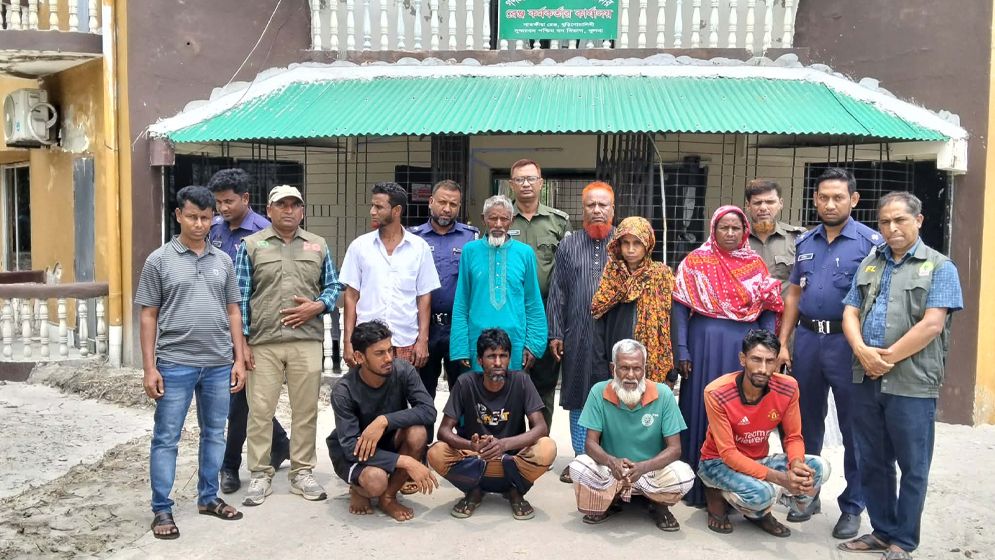 সুন্দরবনে ঝড়ের কবলে পড়ে নিখোঁজ চার মৌয়াল উদ্ধার, ভারতীয় বন বিভাগের হাতে আটক ১