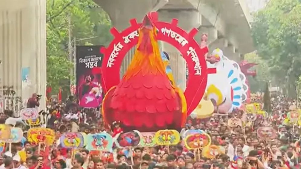 আগামীর পথে কল্যাণময় যাত্রার আশায় চারুকলা থেকে বৈশাখী শোভাযাত্রা বের হয়েছে