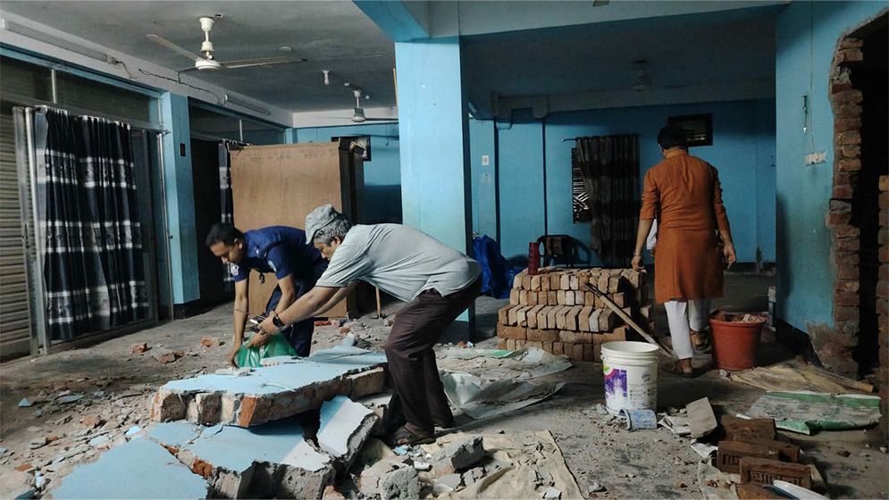 মিস্ত্রিসহ শিক্ষার্থীদের দিয়ে ভাঙানো হচ্ছিল দেয়াল, ধসে পড়ে মাদরাসা ছাত্রের মৃত্যু