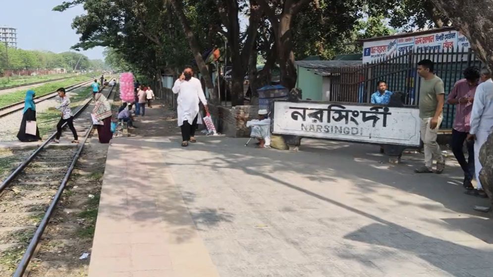 নরসিংদীতে ট্রেনে কাটা পড়ে যুবকের মৃত্যু