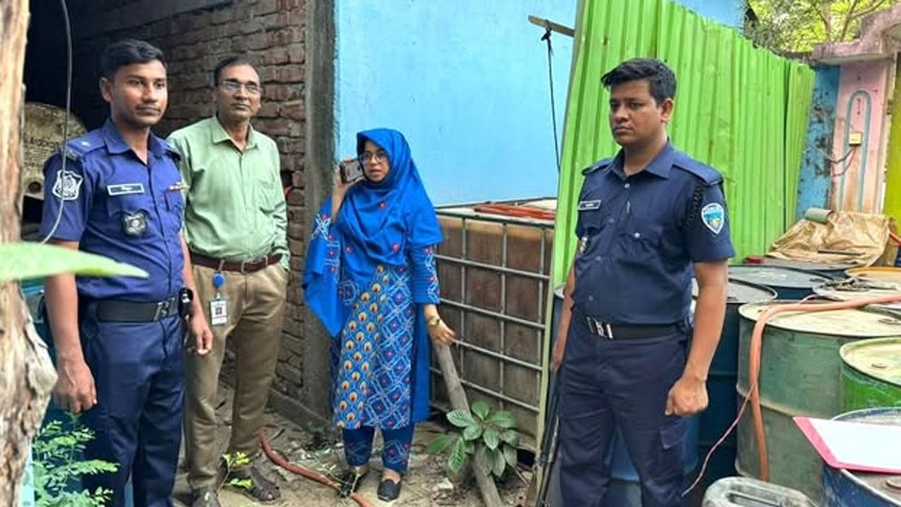 ব্যবসায়ীর বাড়ি থেকে সাড়ে ৫ হাজার লিটার তেল জব্দ, ৫০ হাজার টাকা জরিমানা