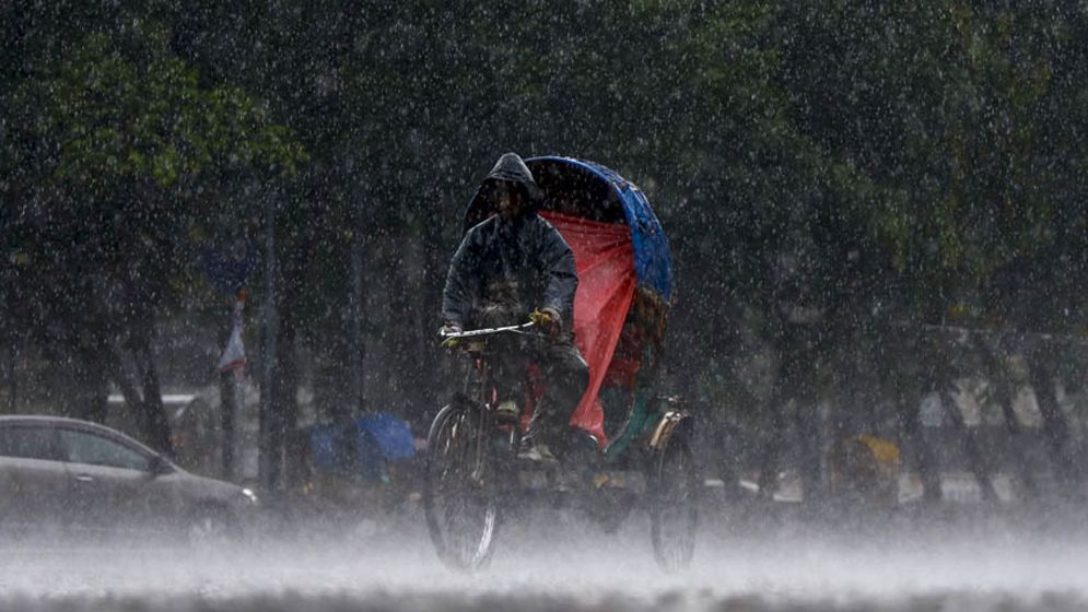 রাতে ঢাকাসহ ১৪ জেলায় বৃষ্টির আভাস