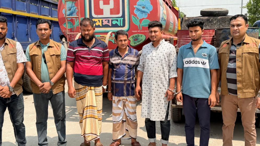 নোয়াখালীতে ১৪০০ লিটার অবৈধ ডিজেলসহ গ্রেফতার ৪