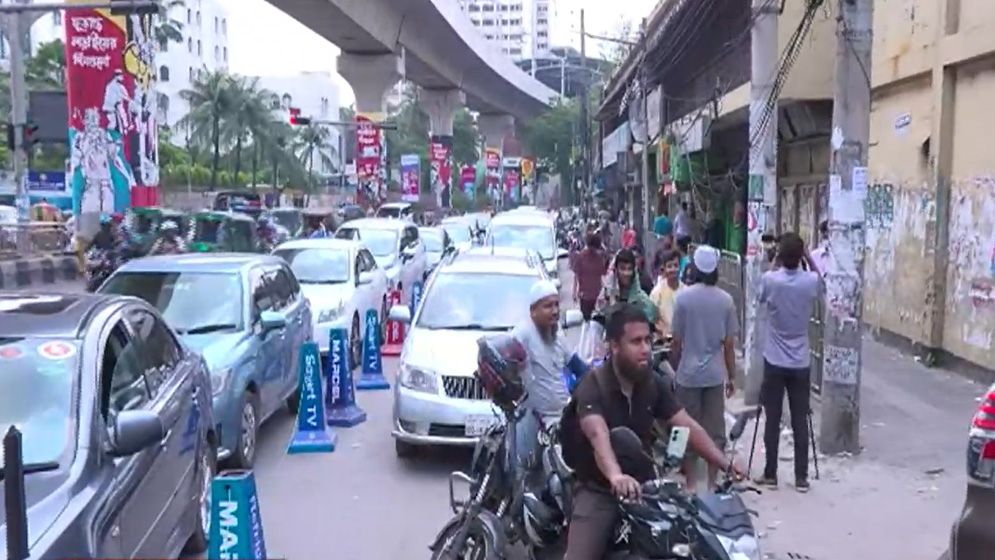 জ্বালানি তেলের দাম বৃদ্ধিতেও কমেনি ভোগান্তি, পাম্পে দীর্ঘ লাইন