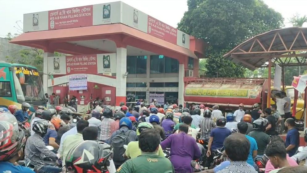 সাতক্ষীরায় ফিলিং স্টেশনে মজুদ জ্বালানি বিক্রি হবে পুরোনো দামে, ডিসির নির্দেশ
