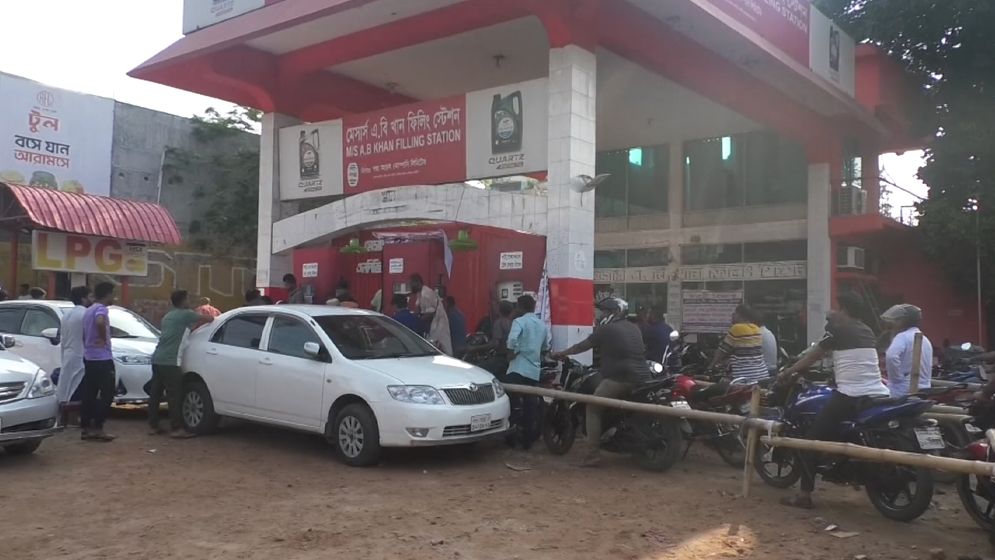 দাম বাড়লেও দেশজুড়ে কাটেনি সংকট, পাম্পে ঘণ্টার পর ঘণ্টা অপেক্ষা