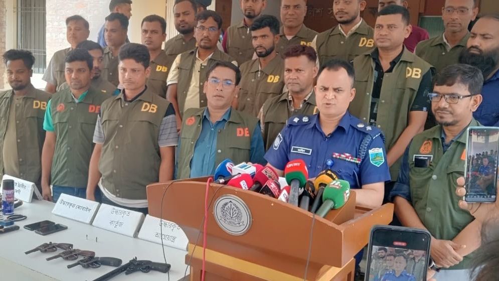 পাবনায় ডিবি পুলিশের অভিযানে আগ্নেয়াস্ত্র ও গুলিসহ আটক ১