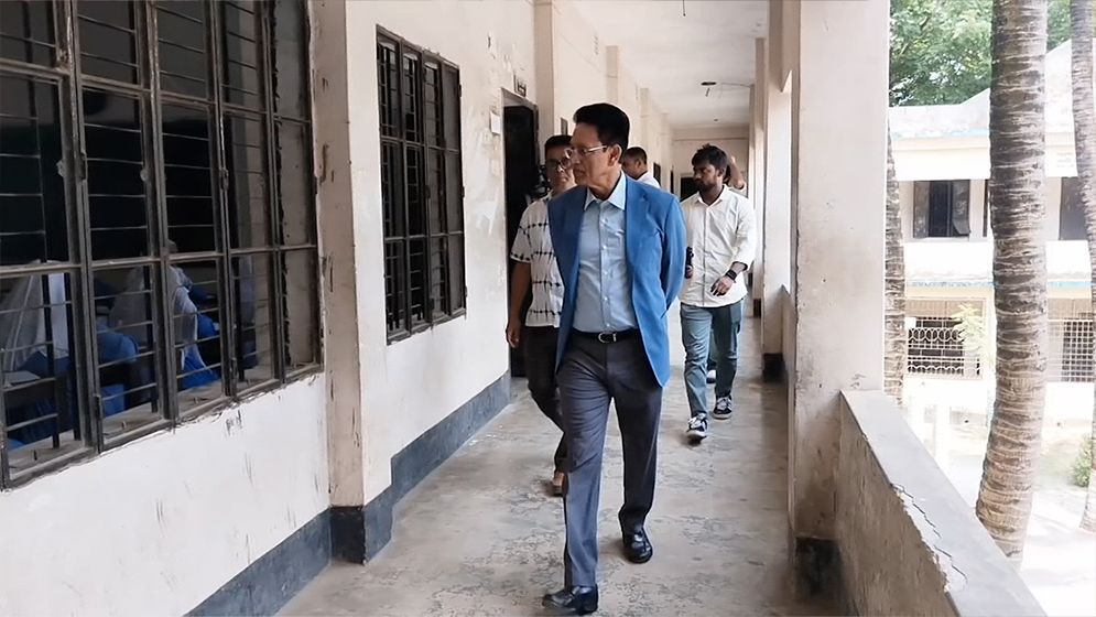 মানিকগঞ্জে আকস্মিক পরীক্ষা কেন্দ্র পরিদর্শনে শিক্ষামন্ত্রী