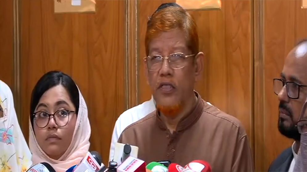 এক পরিবারে দুই এমপির নীতি না থাকায় আমিরের স্ত্রীকে মনোনয়ন দেওয়া হয়নি