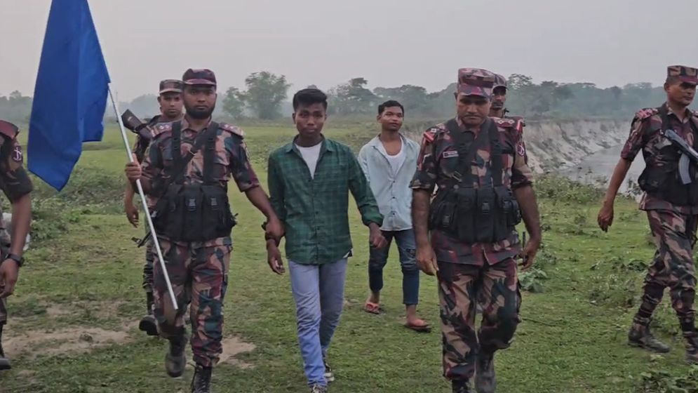 বিজিবির তৎপরতায় ৮ ঘণ্টা পর বিএসএফের হাত থেকে ফিরল দুই শিক্ষার্থী