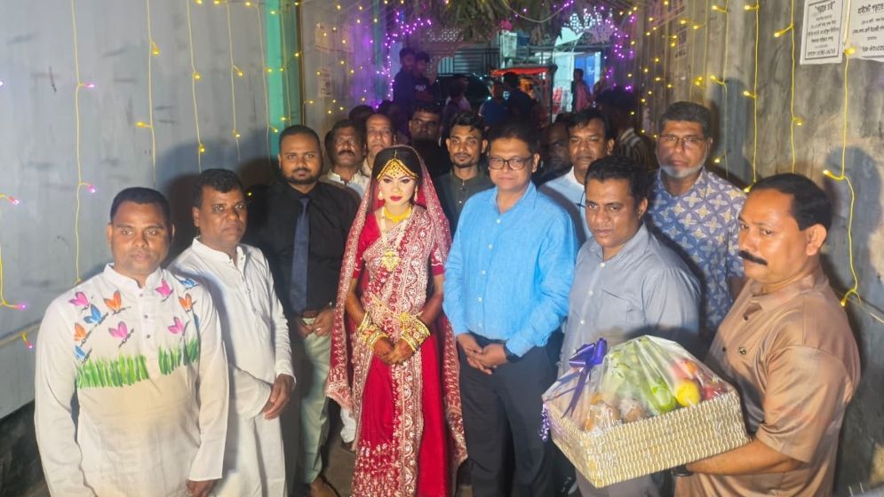 মা-হারা কন্যার বিয়েতে হাজির হয়ে প্রশংসায় ভাসছেন গাজীপুরের ডিসি