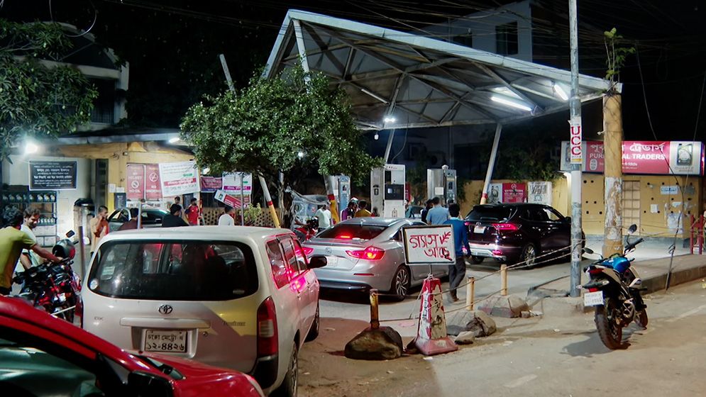 সরবরাহ বাড়লেও কাটেনি জ্বালানি তেলের সংকট