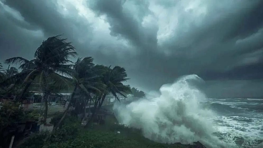 দেশের ৬ অঞ্চলে ৮০ কিমি বেগে ঝড়-বৃষ্টির আভাস, নদীবন্দরে ২ নম্বর সতর্কতা