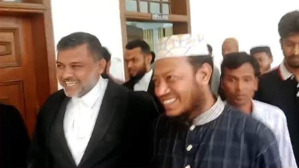 মানহানির মামলায় আগাম জামিন পেলেন আমির হামজা