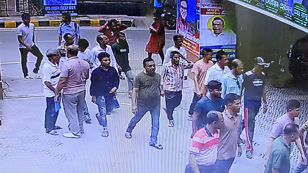 খুলনা প্রেসক্লাবে ঢুকে সাংবাদিকদের লাঞ্ছনা, সড়ক অবরোধ করে বিক্ষোভ