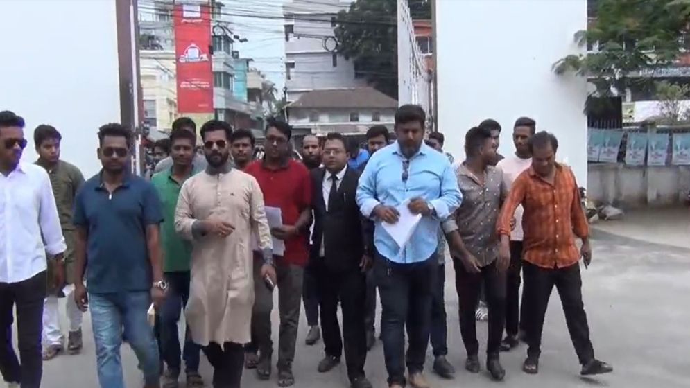 ফরিদপুর বিআরটিএ কর্মকর্তার দুর্নীতির প্রতিবাদে মানববন্ধন ও বিক্ষোভ