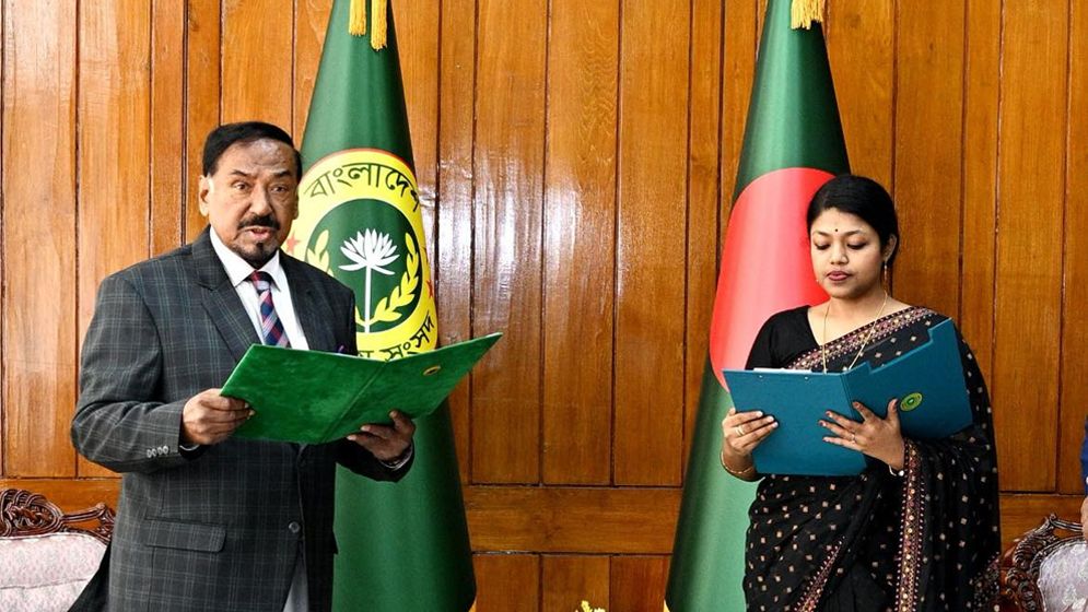 শপথ নিলেন এনসিপির নুসরাত তাবাসসুম