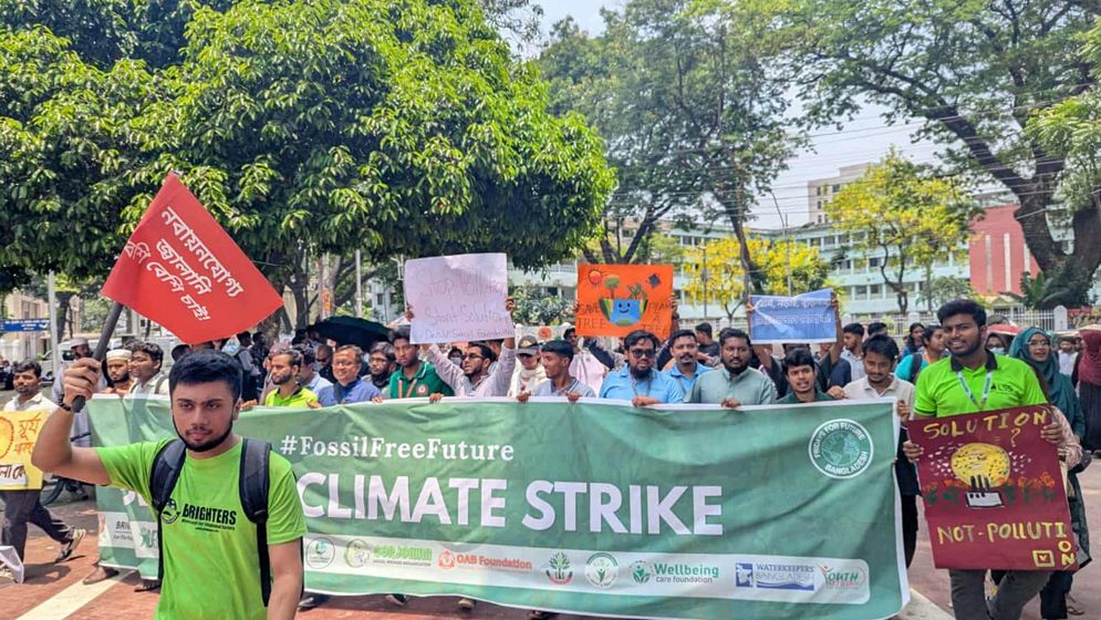 জীবাশ্ম জ্বালানি মুক্ত 'বাংলাদেশ ও পৃথিবী' চায় তরুণ জলবায়ু কর্মীরা