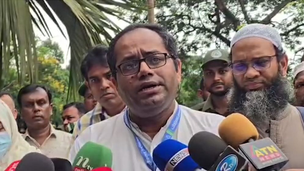 জাবি প্রক্টরের পদত্যাগের দাবিতে প্রশাসনিক ভবনে তালা